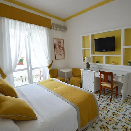 فندق ألبيرغو غاتو بيانكو 4*