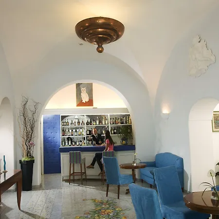 ألبيرغو غاتو بيانكو كابري